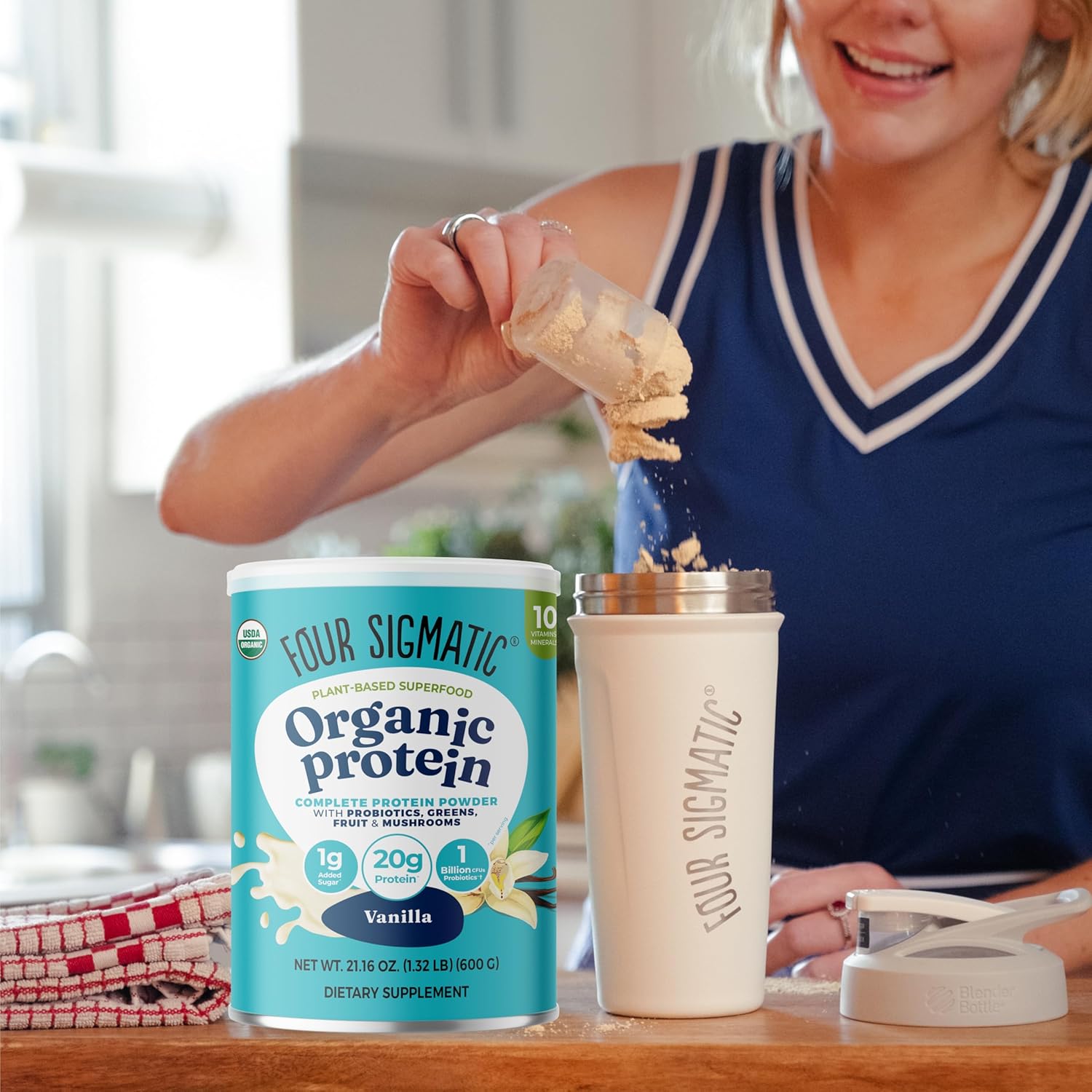 How to Use: Four Sigmatic Vanilla protein powder being blended into a smoothie.